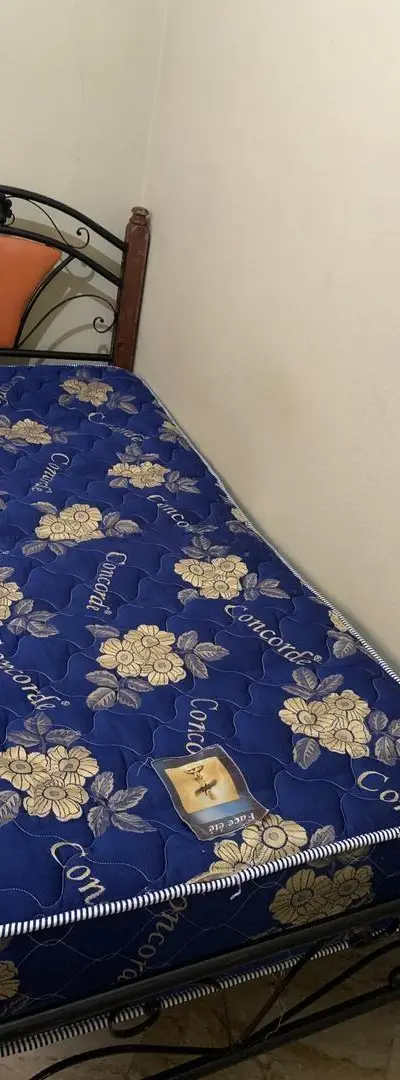 Lit en métal et bois avec matelas