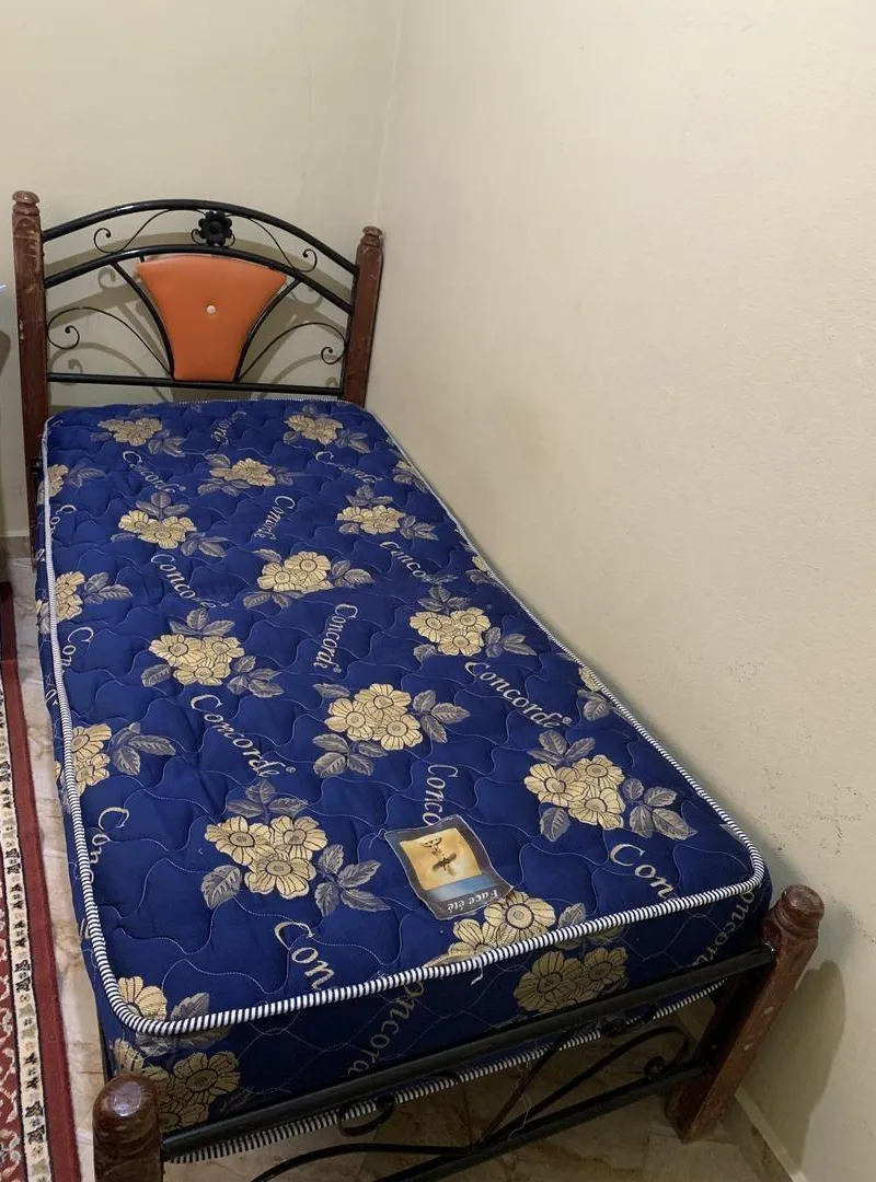 Lit en métal et bois avec matelas