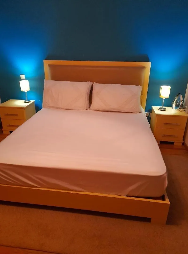 Chambre à coucher en bois massif peint