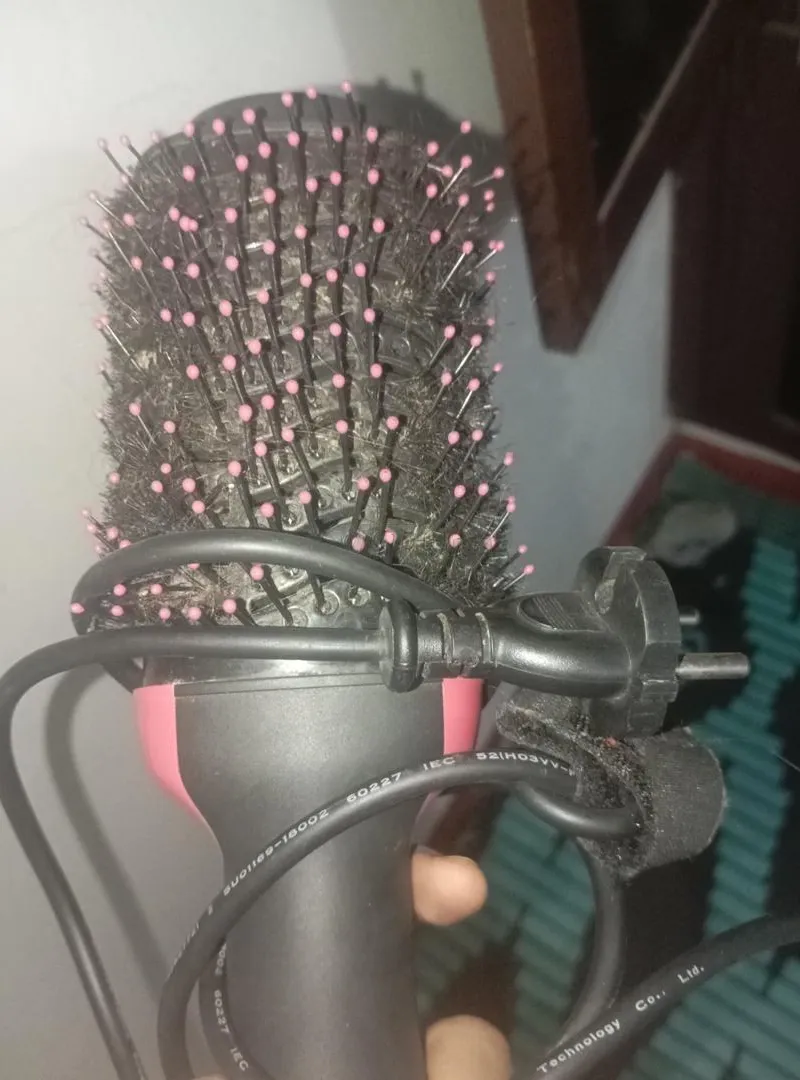 Peigne chauffant pour hydrater et faire briller les cheveux