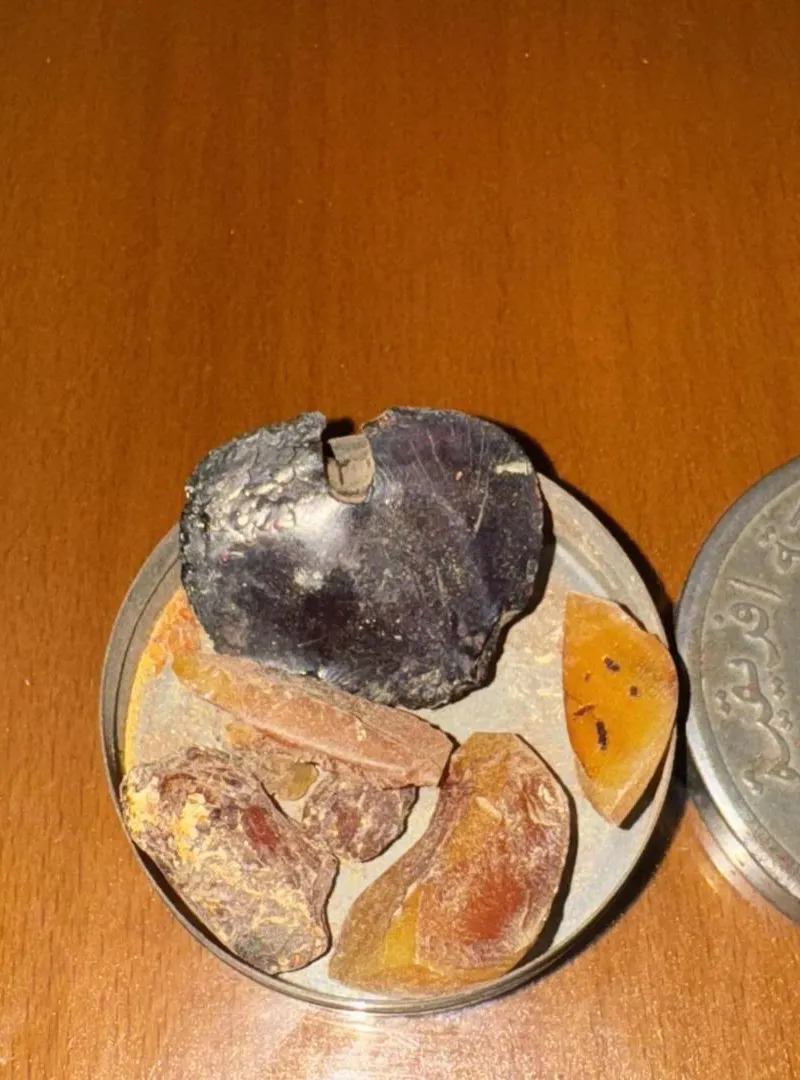 Encens ancien étrange dans une boîte métallique africaine