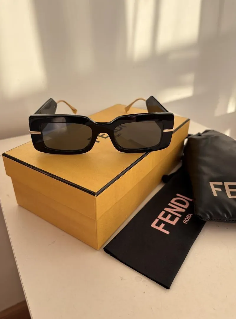 Lunettes solaires FENDI originales jamais portées
