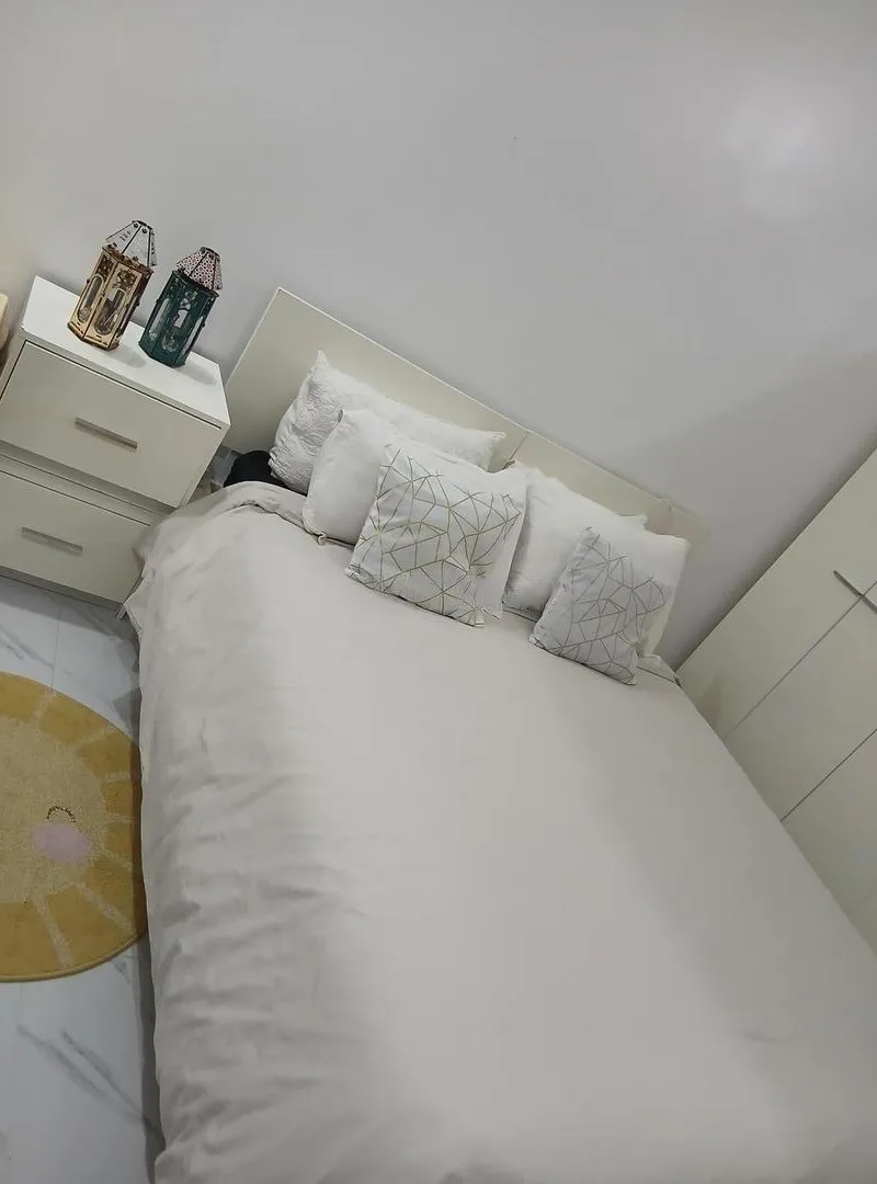 Lit avec matelas et table de chevet [160 /2m]