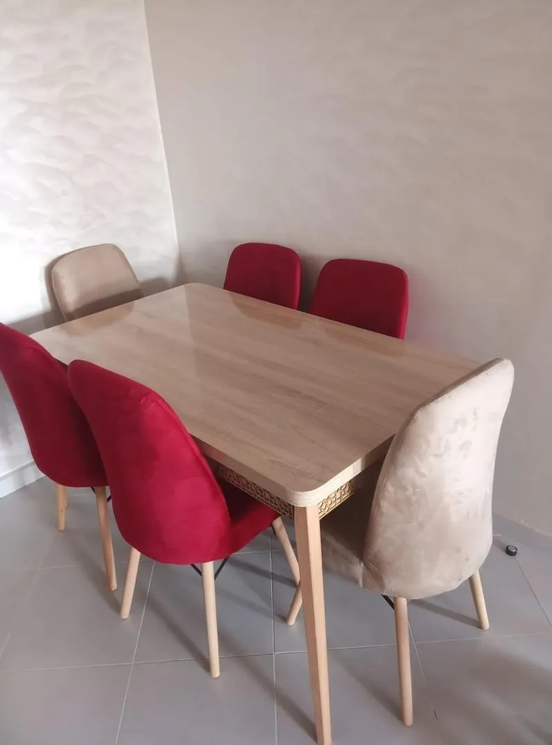 ✅ Salle à manger, travail soigné et belle marchandise