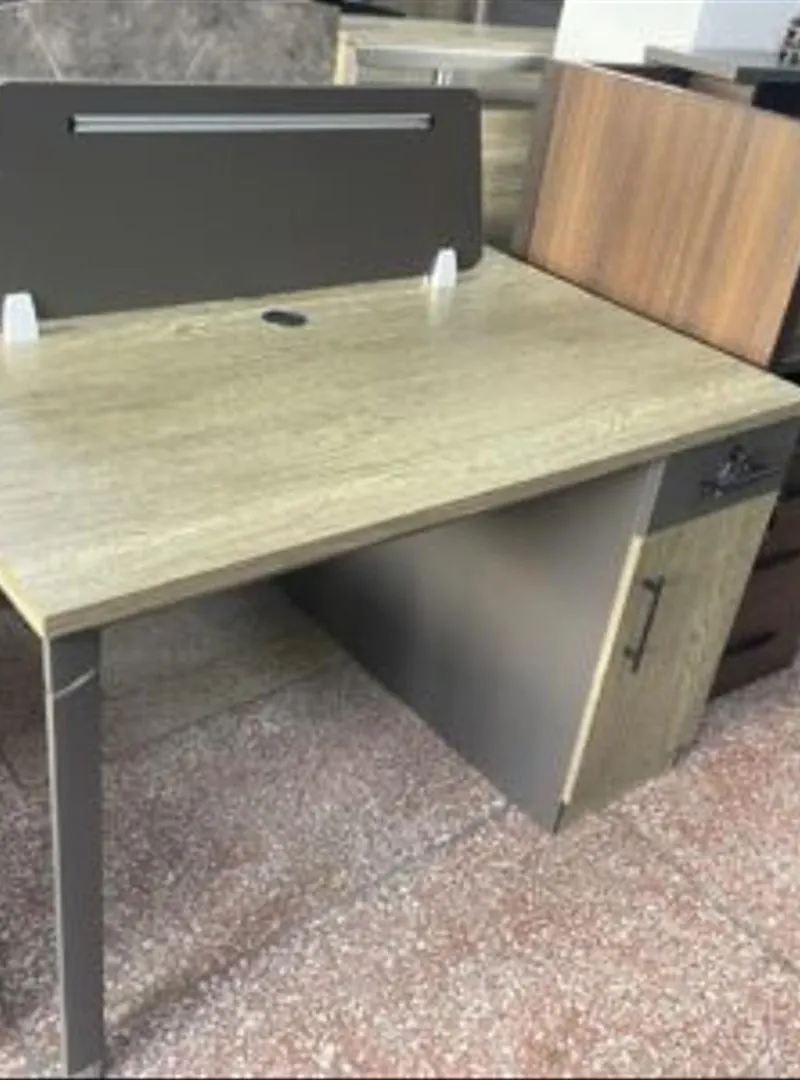 Bureau marguerite pour plusieurs personnes