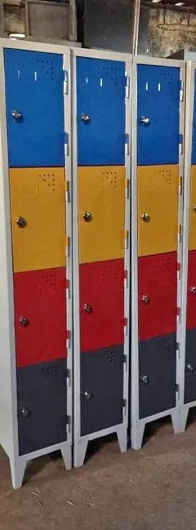 Vestiaire 2 portes monobloc en stock
Armoire