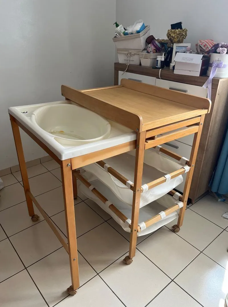 Table à langer, baignoire et rangement
