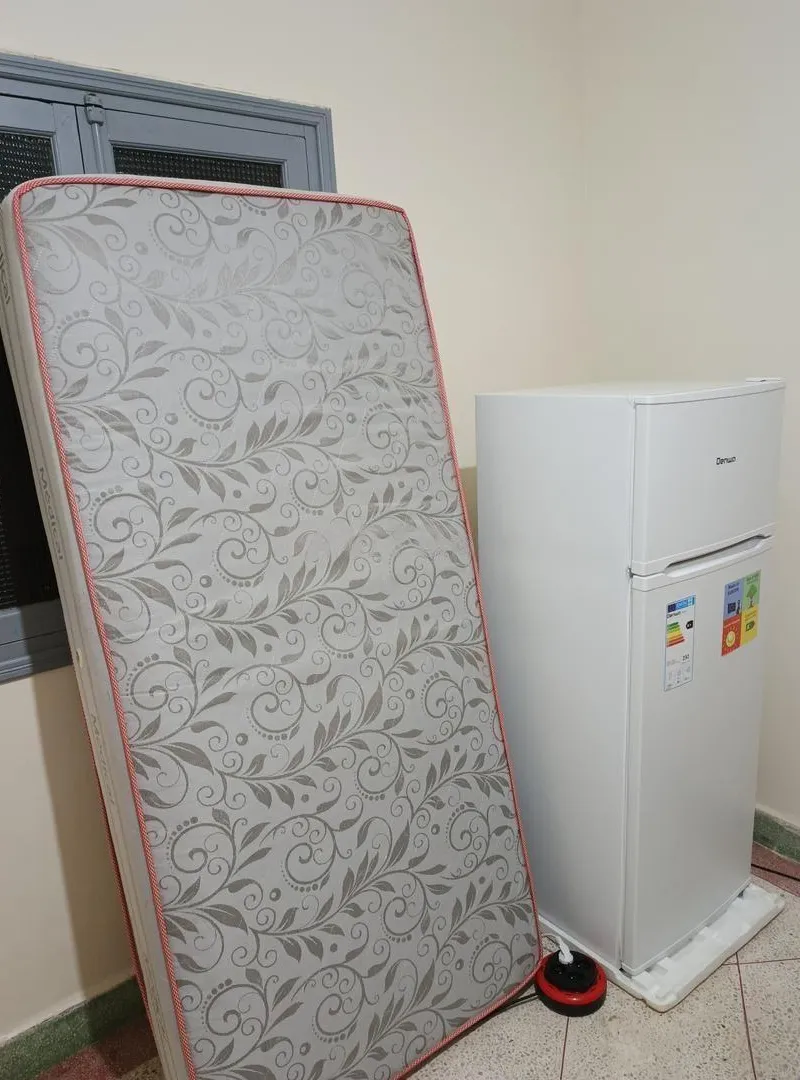 Réfrigérateur et matelas propres