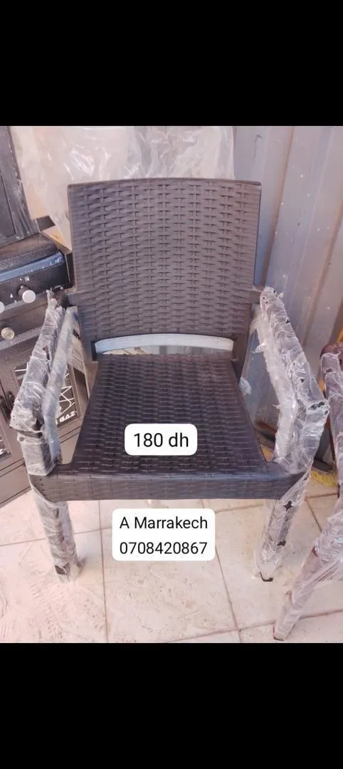 Chaises de café et snacks disponibles en différentes couleurs.
