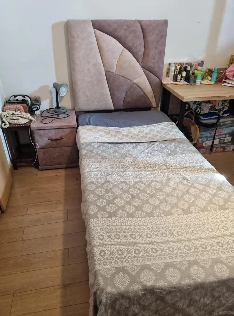Lit une place avec matelas et table de nuit