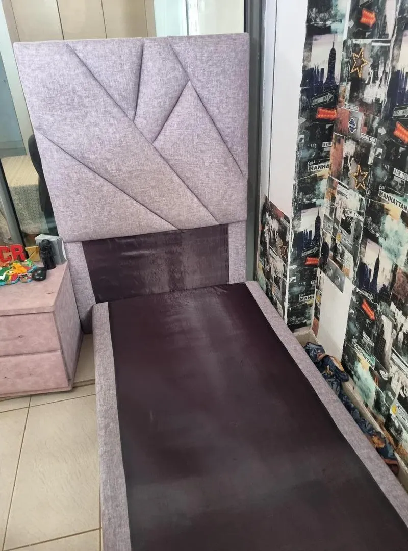 Lit une place avec table de nuit