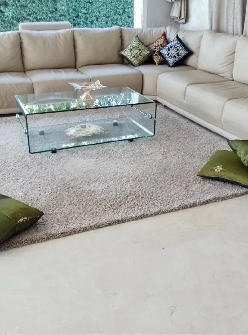 Canapé d'angle beige en L et tapis en option