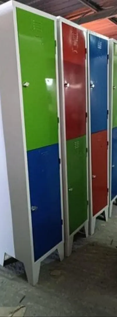 Armoire à casiers verrouillable pour usine