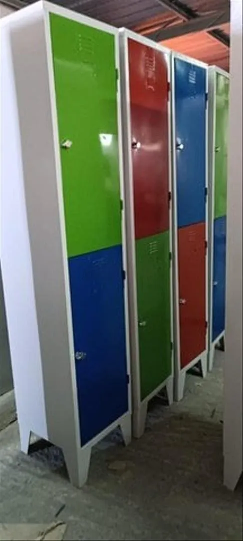 Armoire à casiers verrouillable pour usine