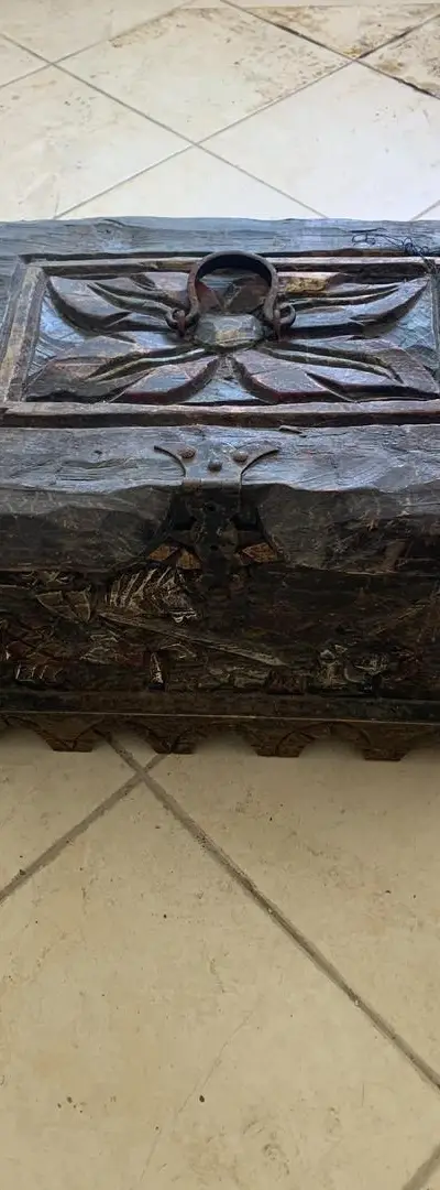Ancien coffre en bois