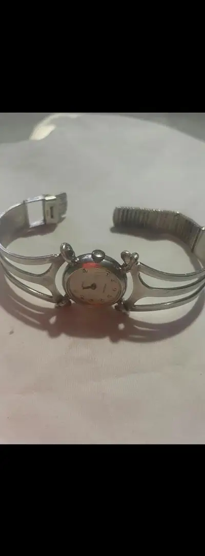 Ancienne montre française "Nakra" distinctive.