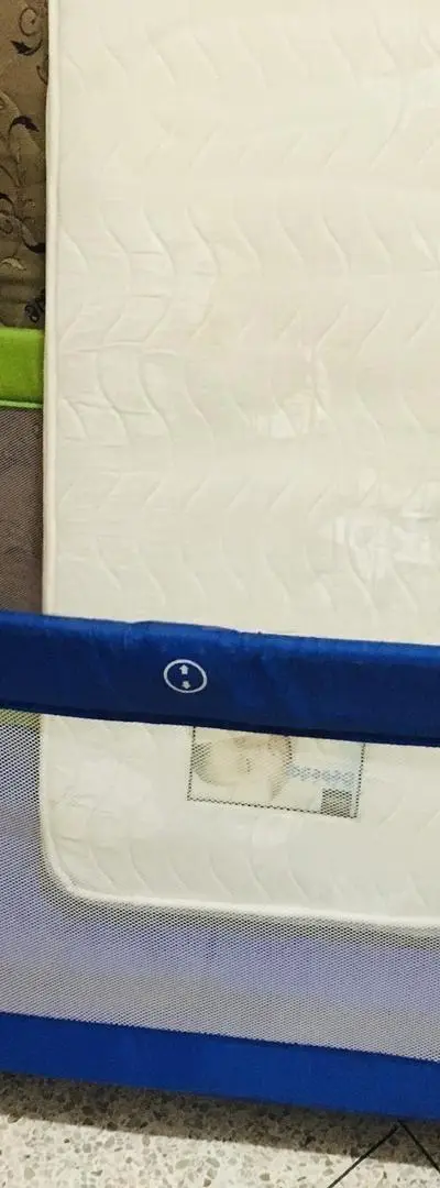 lit pour bébé et enfant avec son matelas propre