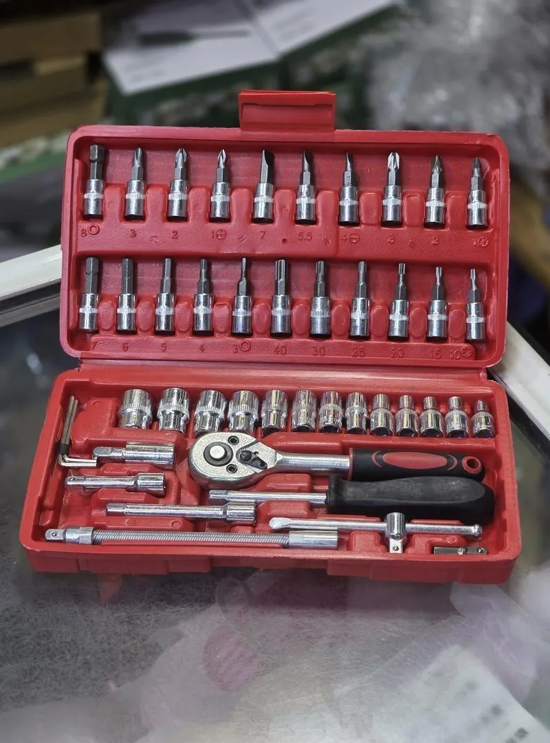 Ensemble complet d'outils de bricolage en bon état.