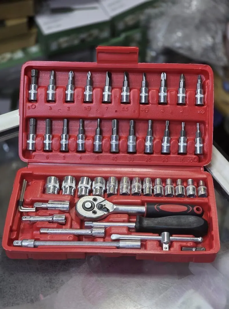 Ensemble complet d'outils de bricolage à vendre.