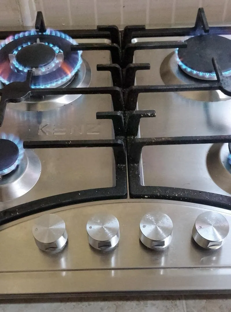 Je propose à la vente une cuisinière à gaz en bon état.