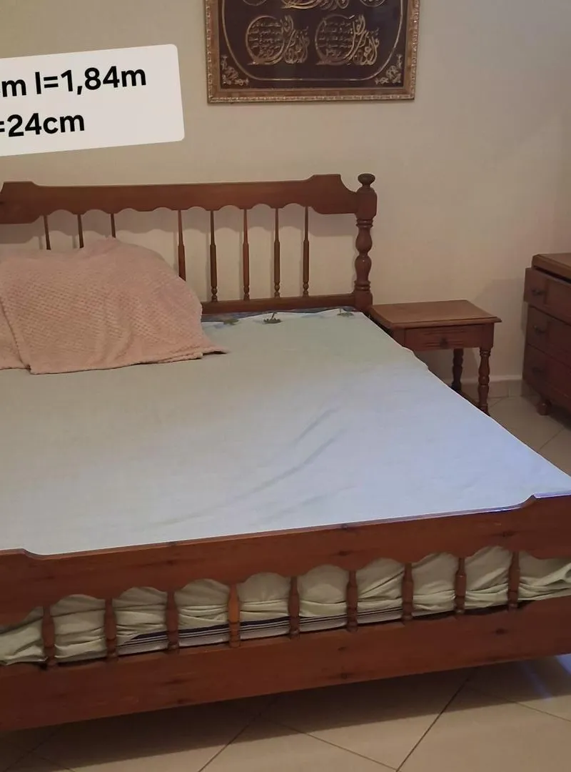 Chambre à coucher en bois rouge avec matelas