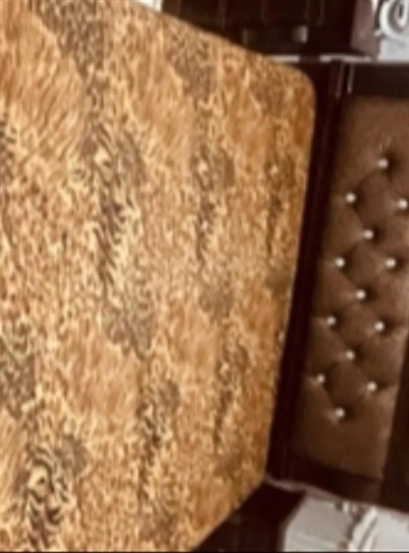 CADRE DE LIT, BOUTEILLE DE GAZ, TAPIS, FOUR