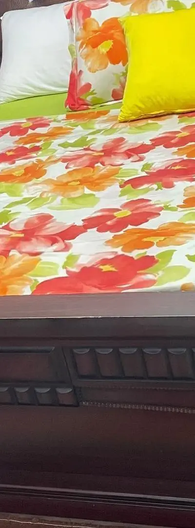 Lit et grande table