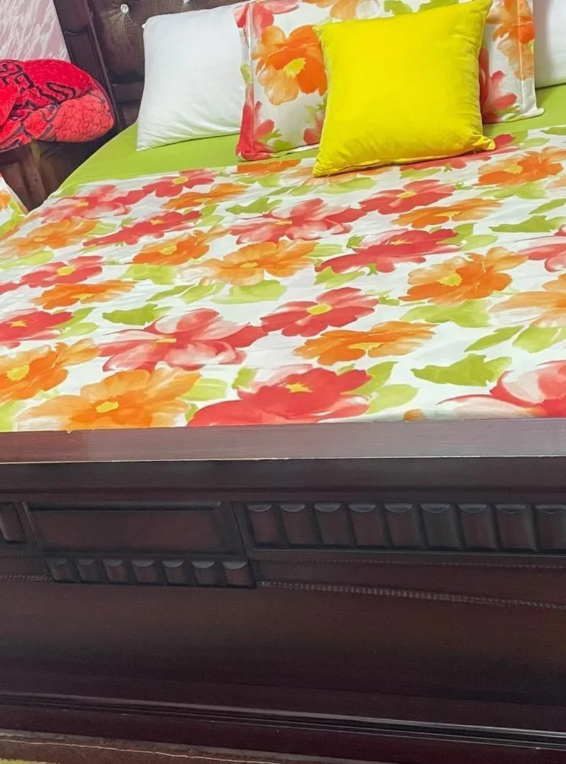Lit et grande table