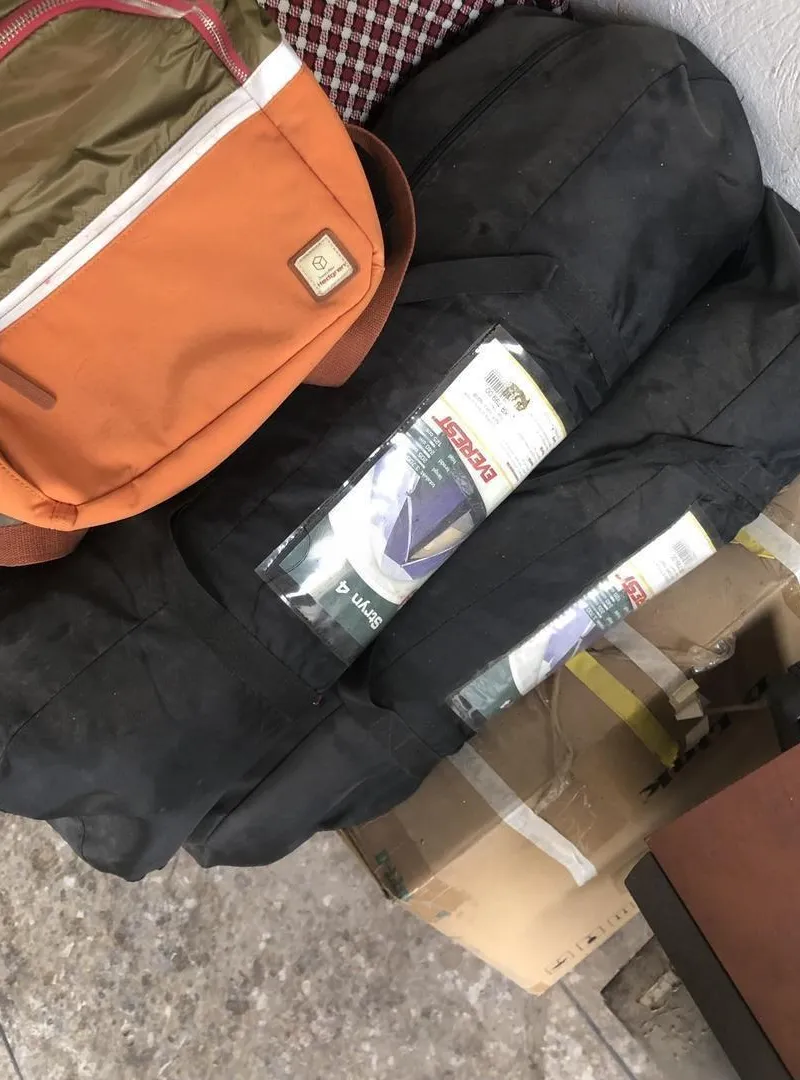 Tente disponible, deux pièces neuves