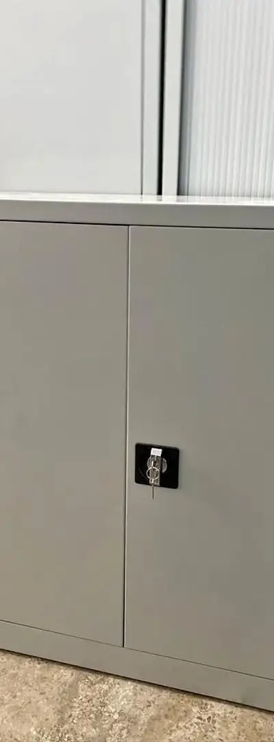 Armoire métallique avec serrure