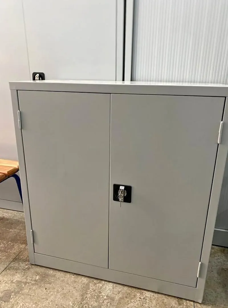 Armoire métallique avec serrure