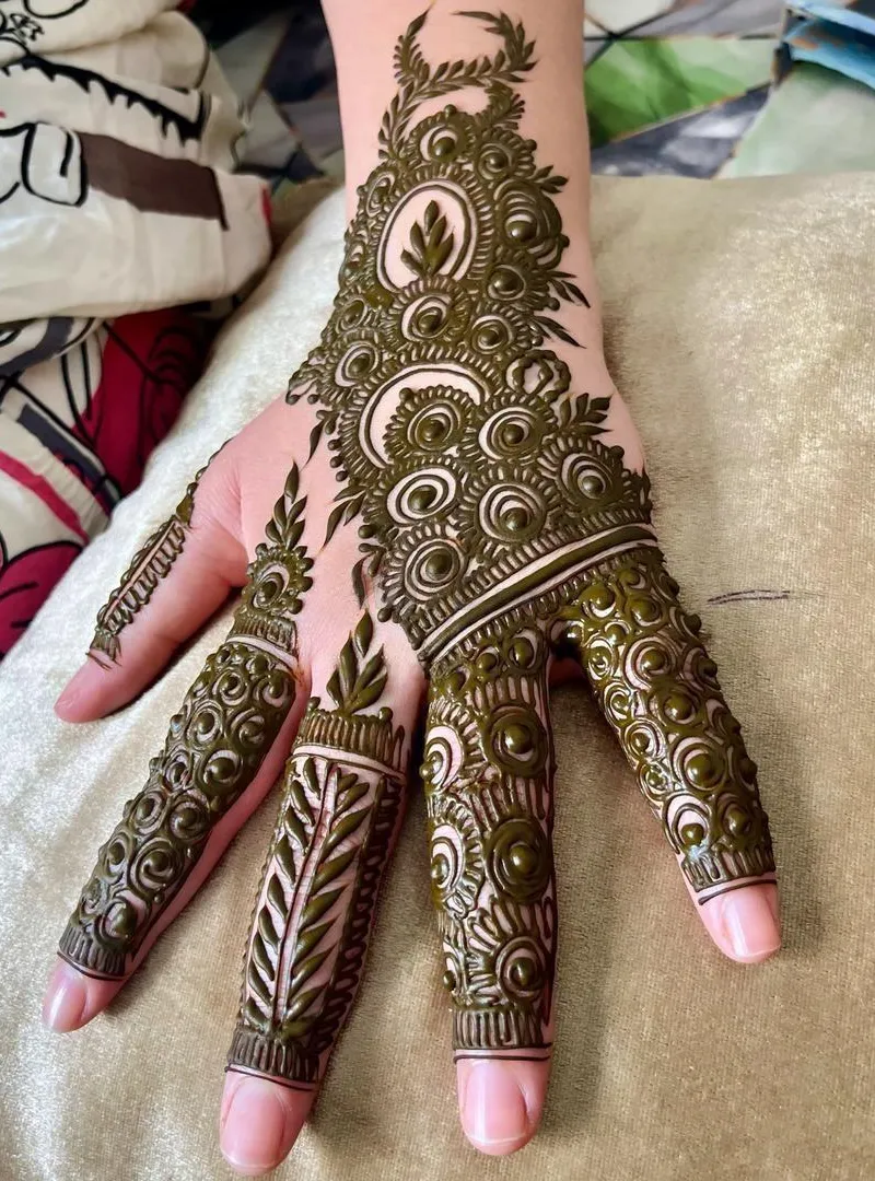 Tatoueuse de henné magnifique, bienvenue les filles