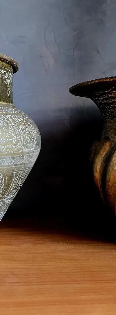2 Cache-pot ou un vase anciens en laiton