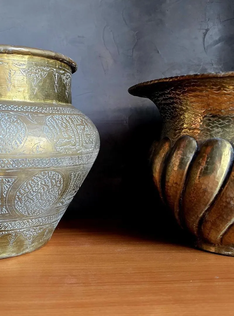 2 Cache-pot ou un vase anciens en laiton