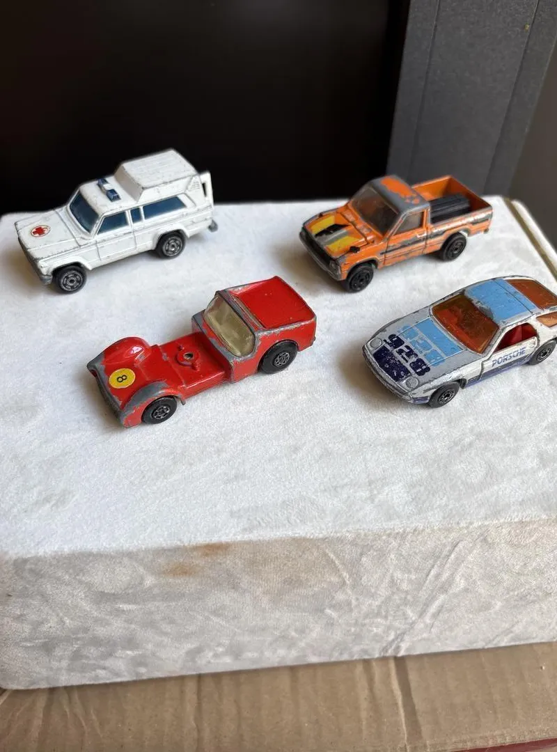 Collection de petites voitures originales pour collectionneurs, deux cents