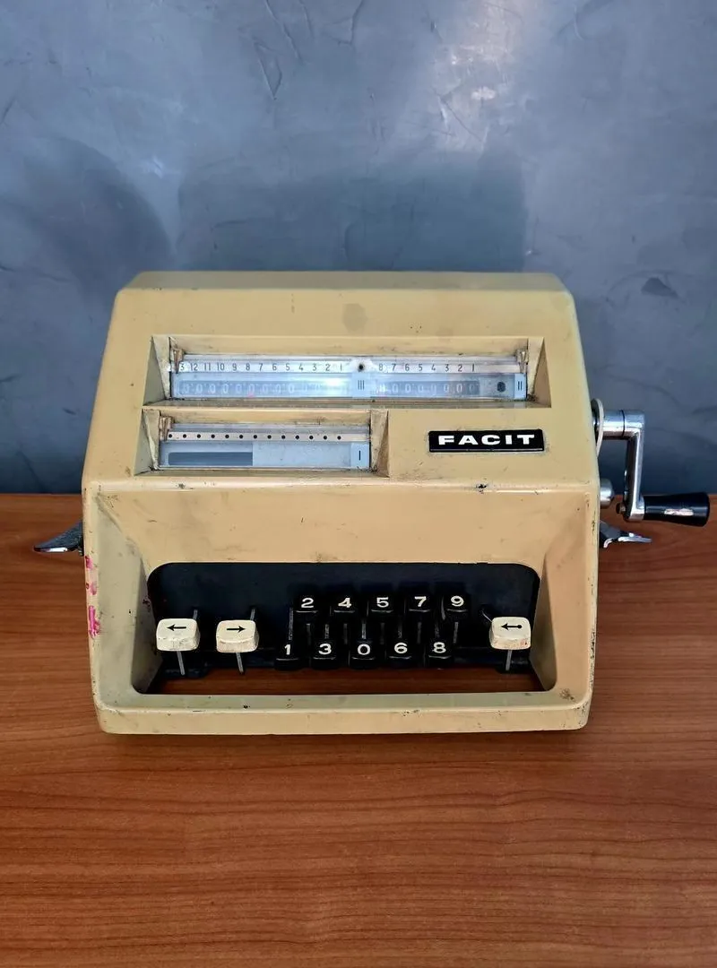Machine à calculer mécanique vintage