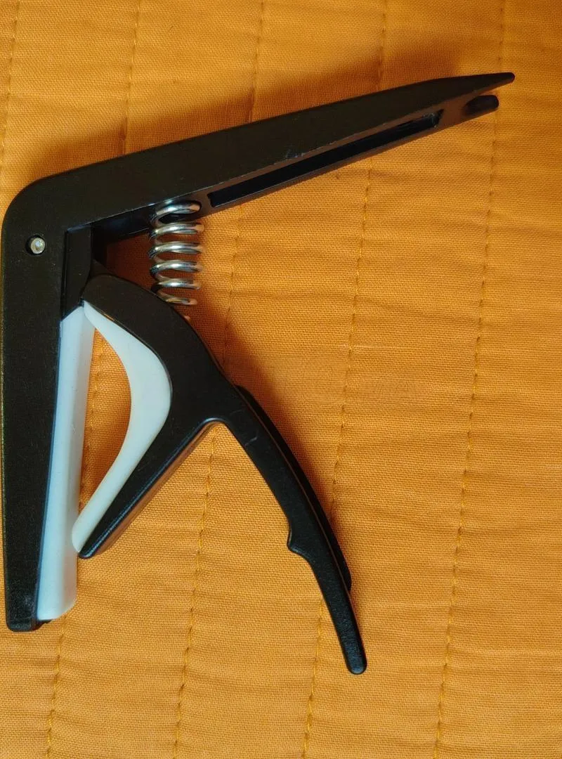 Capodastre de guitare neuf à vendre.