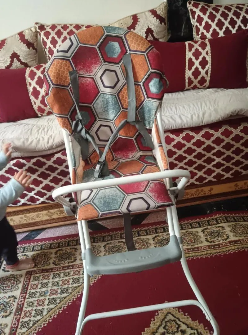 Chaise haute 230 dhs