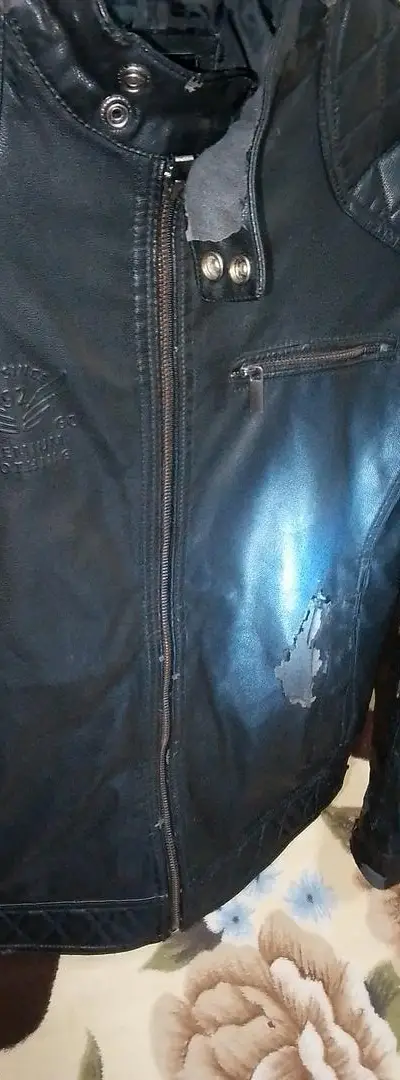 Vestes en cuir de marque sympa, quelques éraflures, prix raisonnable