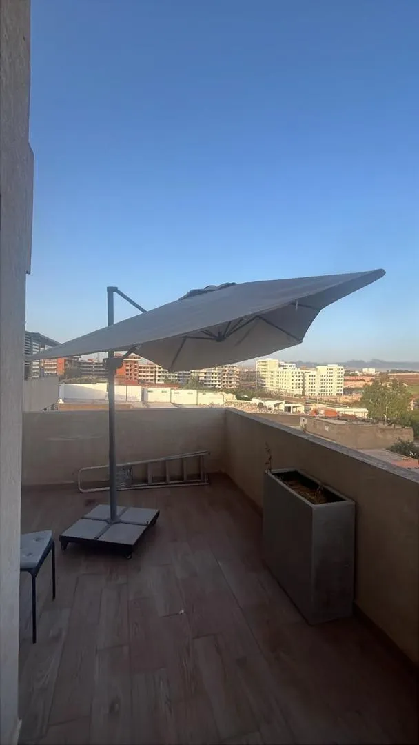 Parasol IKEA SVALON couleur beige très peu utilisé