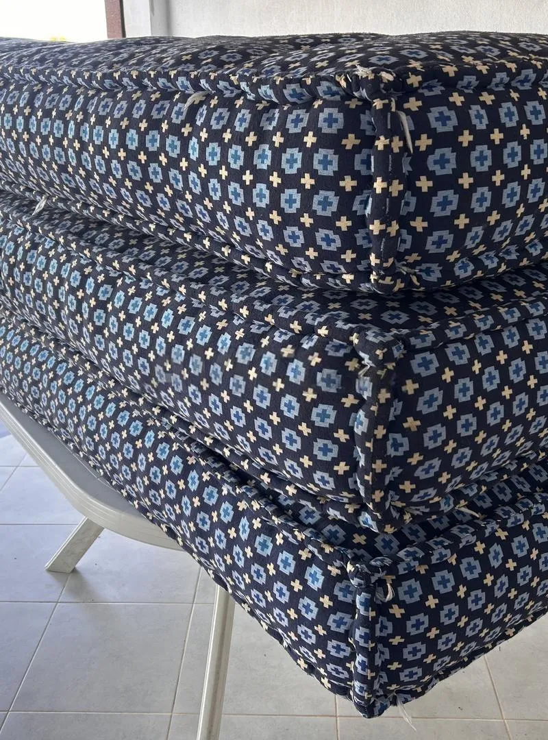 Matelas légers de lit avec éponge à l'intérieur