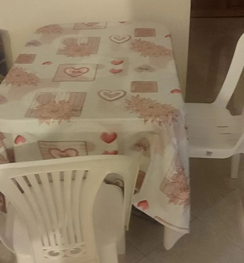 Bon état table avec les chaises