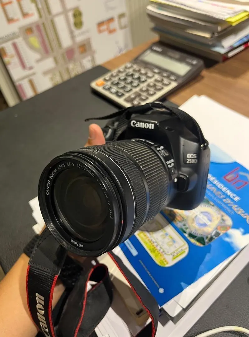 Canon 250D et deux objectifs