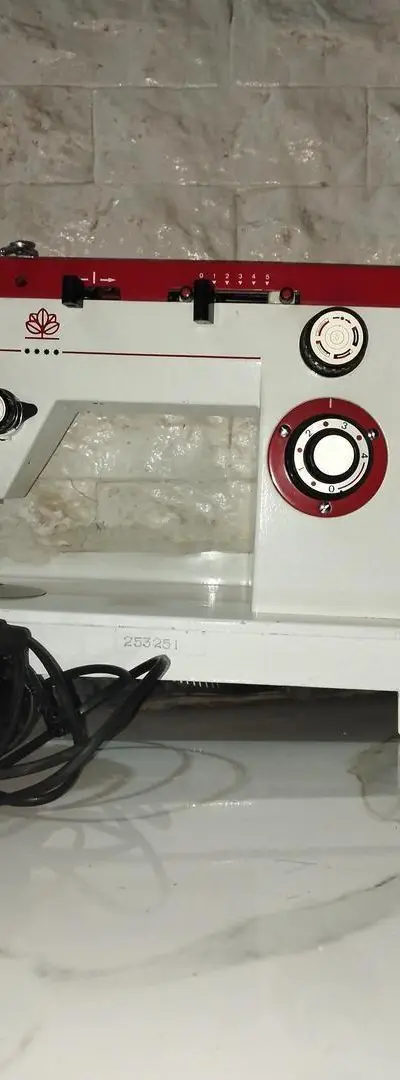 Machine à coudre en fer