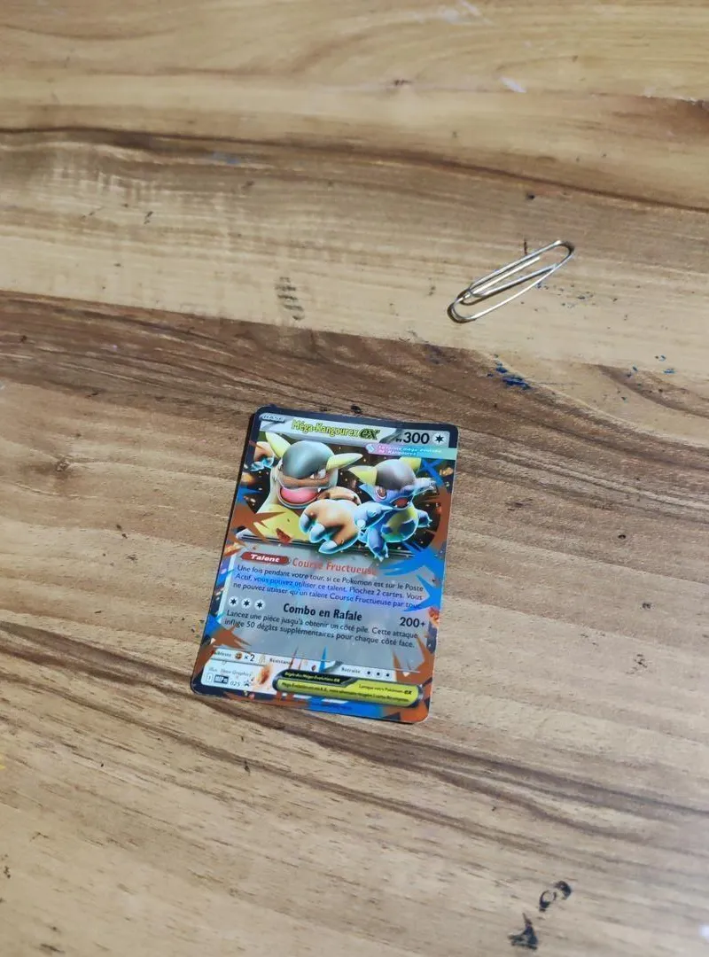 2 cartes Pokémon à vendre plus les pochettes