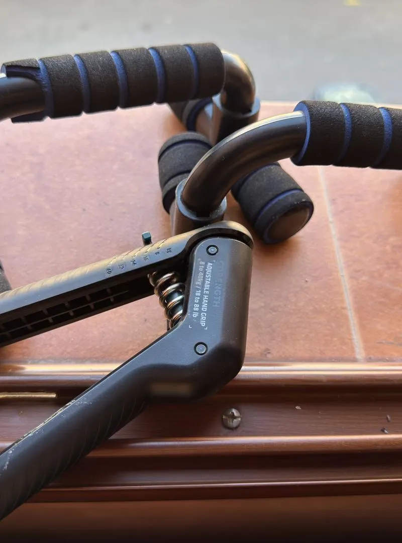 Barre de traction et pince de musculation