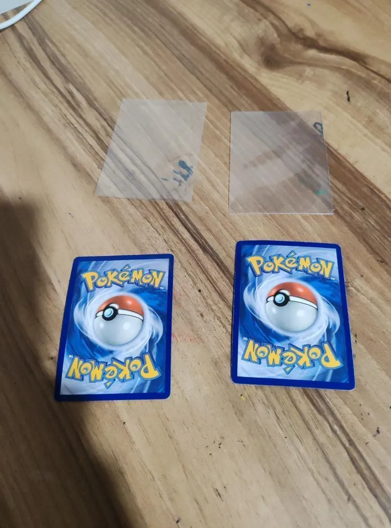 2 cartes pokémon à vendre avec les pochettes