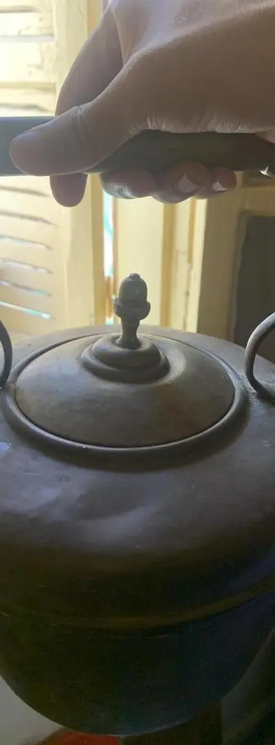 Bouilloire à thé en cuivre antique d'Angleterre