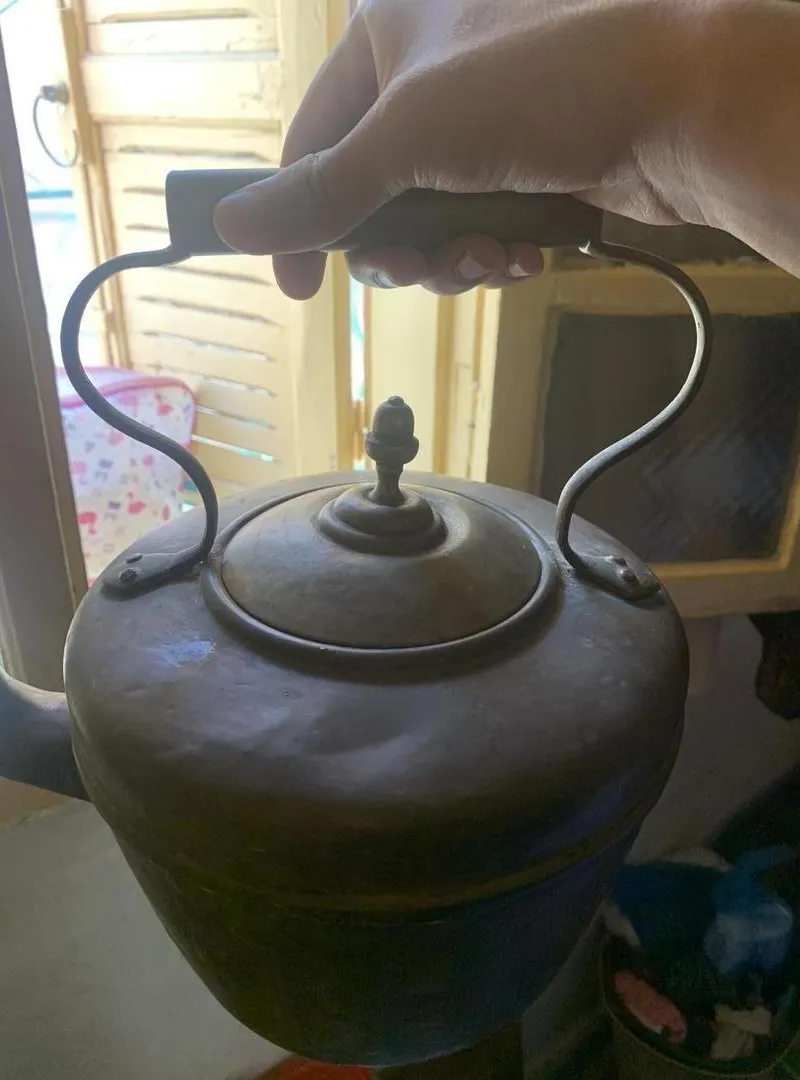 Bouilloire à thé en cuivre antique d'Angleterre