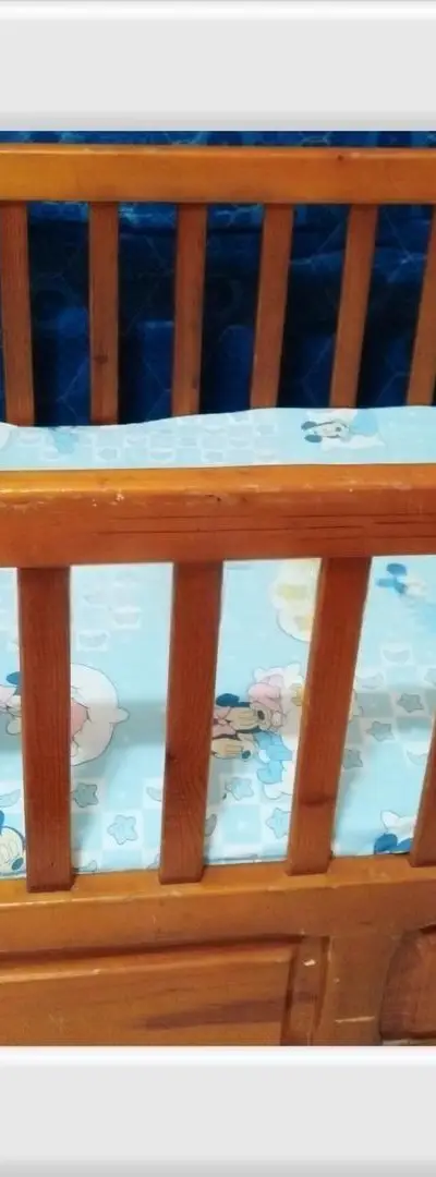 Lit bébé en bois à vendre en bon état